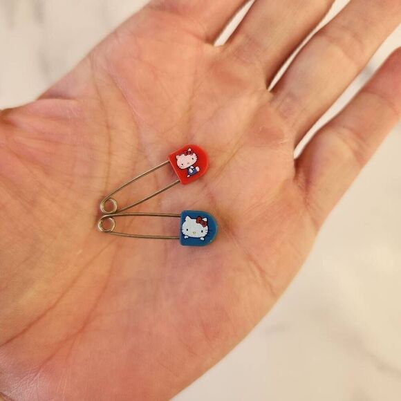 Two vintage hello Kitty safety diaper pins red blue cartoon kitten cat - Picture 2 of 4